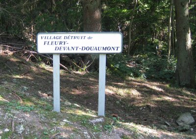 znak wskazujący miejsce zniszczonej wioski Fleury-devant-Douaumont