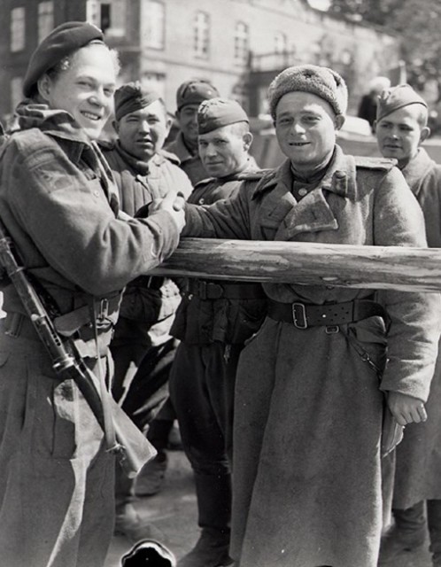 Canadian and Russian troops meeting at Wismar. National Archives of Canada, PA150930