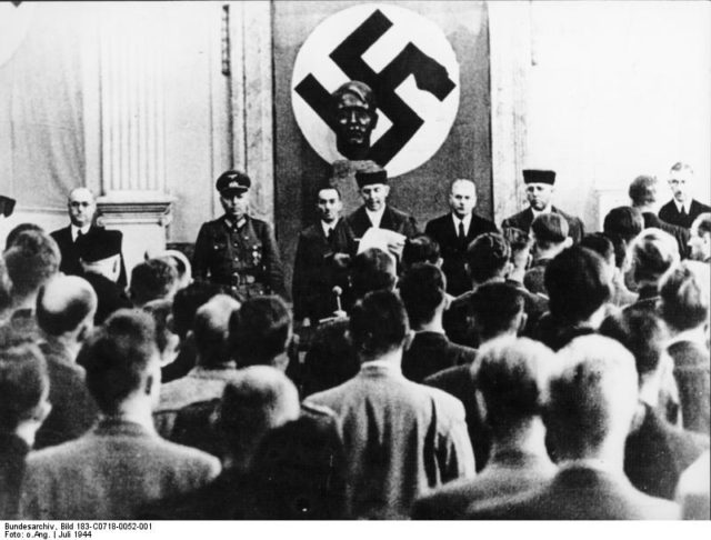 By Bundesarchiv, Bild 183-C0718-0052-001 / CC-BY-SA 3.0, CC BY-SA 3.0 de, https://commons.wikimedia.org/w/index.php?curid=5361193