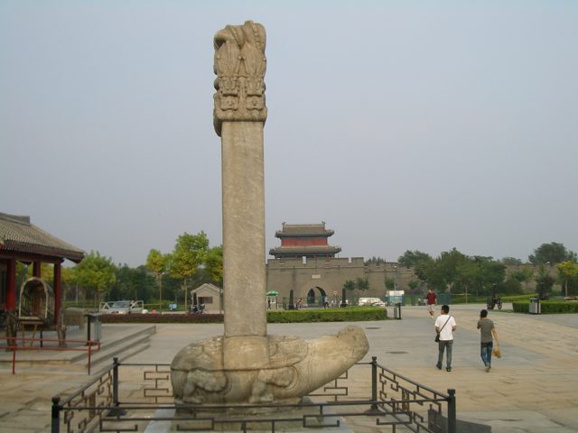 The Western Gate of the Wanping Fortress, as viewed from the entrance of the Marco Polo Bridge. The pillar on the turtle's back commemorates the rebuilding of the bridge in 1669. Image Source: Vmenkov CC BY-SA 3.0