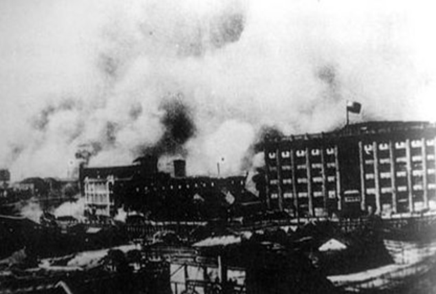 Fig 5. The flag of the Republic of China flying above Sihang Warehouse Image source: https://zh.wikipedia.org/wiki/File:Sihang_1937.jpg
