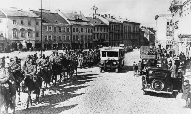 Red Army enters the provincial capital of Wilno during the Soviet invasion. 19 September 1939 [P[Public Domain | © IWM (HU 87199)]<figcaption class=