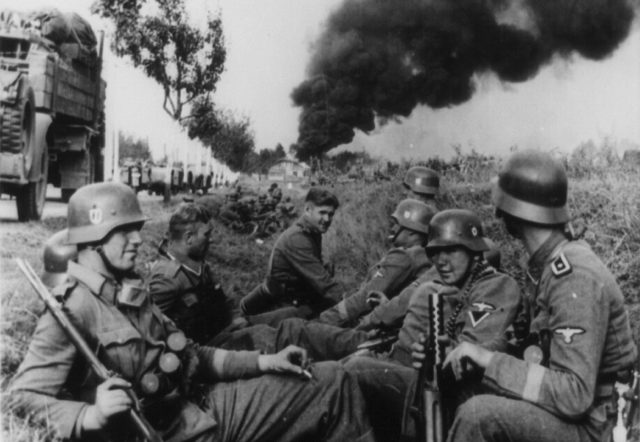 German troops of SS-Leibstandarte Adolf Hitler Division resting during a campaign toward Pabianice, Poland. September 1939 [United States Library of Congress | Public Domain]<figcaption class=