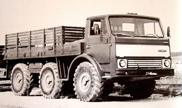 Caminhão-trator de cinco toneladas protótipo de caminhão-trator ZIL-132R.  1974. Crédito da foto: ⒸEvgeniy Kochnev, Kolesa.ru.