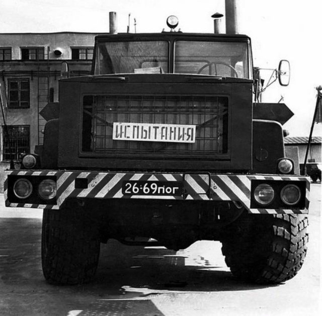 Sob o capô largo do caminhão, o KrAZ-E260E colocou a turbina a gás.  Crédito da foto: ⒸEvgeniy Kochnev, Kolesa.ru.