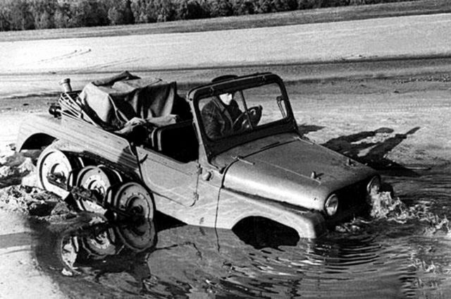 A máquina de meia faixa 3 aumenta o obstáculo da água.  1962. Crédito da foto: ⒸEvgeniy Kochnev, Kolesa.ru.