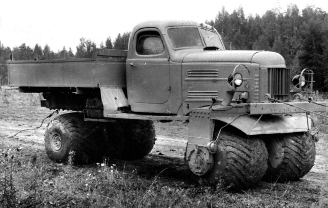 Veículo terreno Breadboard ZIL-132C em quatro rolos pneumáticos.  1964. Crédito da foto: ⒸEvgeniy Kochnev, Kolesa.ru.