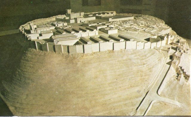 Model of Megiddo, 1457 BC. (By Alma E. Guinness - Alma E.."Reader's Digest: Mysteries of the Bible: The Enduring Question of the Scriptures".Pleasantville, New York/Montreal.The Reader's Digest Association, Inc.1988.ISBN: 0-89577-293-0, CC0 / Wikipedia)