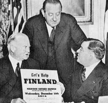 On 20 December 1939, a great sympathy meeting for Finland was arranged in Madison Square Garden, New York City. Left to right: former President Herbert Hoover (chairman of the Finland Committee), Doctor Hendrik Willem van Loon, and New York Mayor Fiorello La Guardia (Public Domain / Wikipedia)