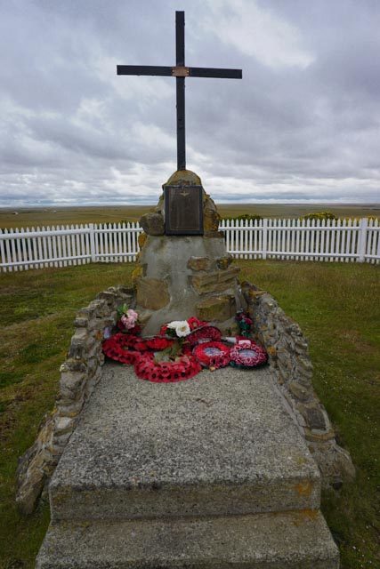 Memorial to 2 Para Group, west of Darwin