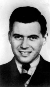 Josef Mengele, responsável por muitos dos testes farmacêuticos humanos realizados.  Fonte da foto.