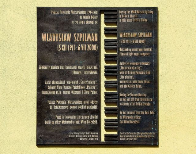 Commemorative plaque to Szpilman at 223 Niepodległości Avenue