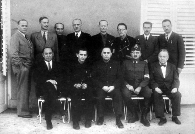 Pilkorspartiets ministre med sin leder, Ferenc Sz@lasi (sitter i midten) Fotokreditt