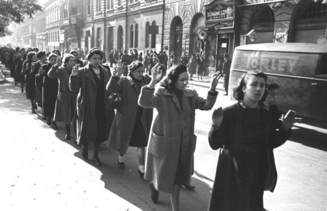 zsidó nőket gyűjtöttek össze a Budapesti Wessel Alternnyi utcában, Magyarországon 1944 októberében.fotó: