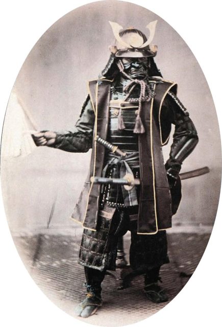 Samurai in armatura, anni 1860. Fotografia colorata a mano di Felice Beato.