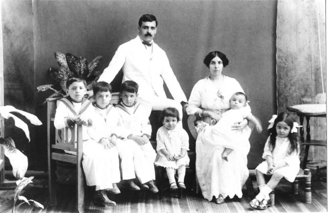 Aristides and Angelina de Sousa Mendes with their first six children, 1917.