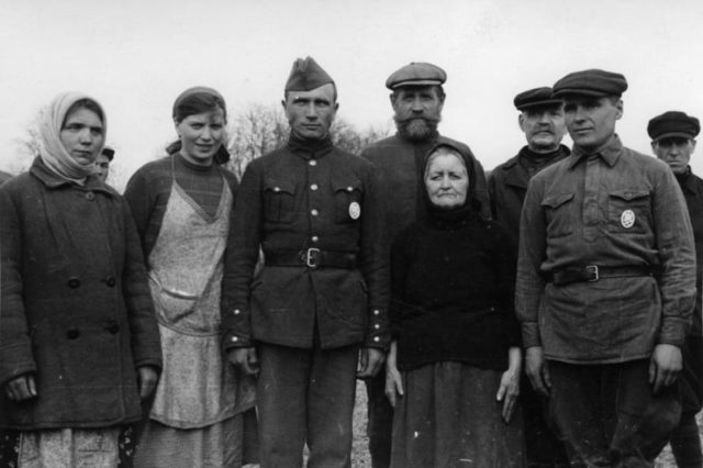 Russia, January 1942, two volunteers of the Wehrmacht decorated with the General Assault Badge; Bundesarchiv – CC-BY-SA 3.0
