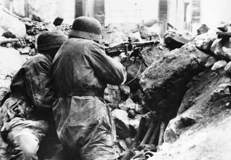 Well-entrenched Fallschirmjäger defend the ruins of Monte Cassino, inflicting heavy casualties on assaulting Allied forces. Photo: Bundesarchiv, Bild 183-J24116 / Lüthge / CC-BY-SA 3.0.