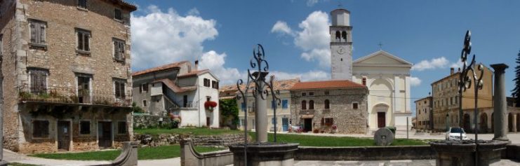 The town is mostly the same as it was in the production, as seen in the photograph of the church square, in which the confrontation with the Tiger Tank takes place.