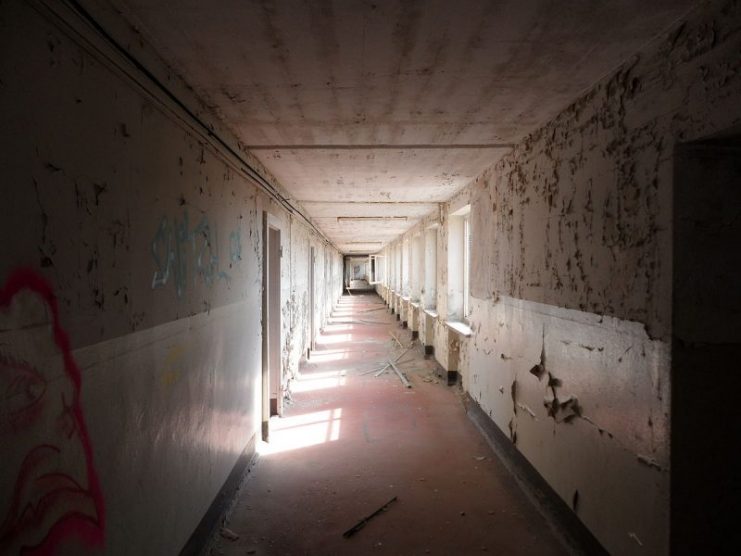 Corridor in Nordflügel 1 level 4 in Prora. By Wusel007 – CC BY-SA 3.0