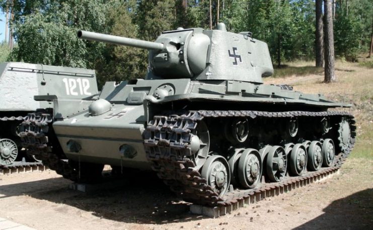 Finnish KV-1 Captured in 1942 from the Soviets – Balcer~commonswiki CC BY 2.5