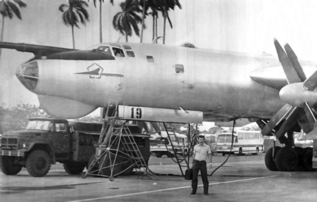 Major V. Harchenko before his TU-95 RTs, at San Antonio de los Baños. 1982.