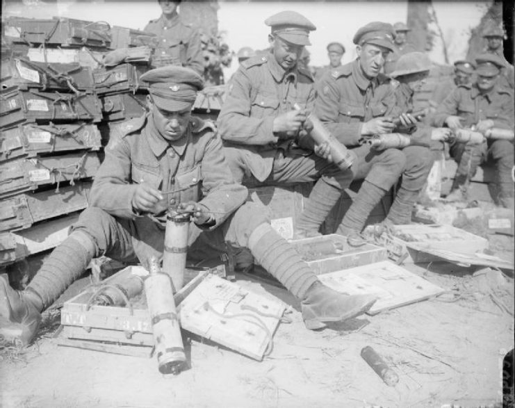 Men of the KOYLI fuse Stokes trench mortar shells near Wieltjie, 1917
