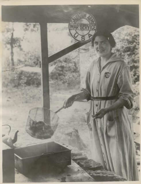 Salvation Army girl making donuts. Photo: Photo: Salvation Army USA West / Flickr / CC-BY 2.0