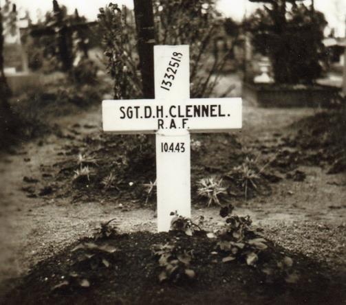 Original headstone of Sgt Clennell.