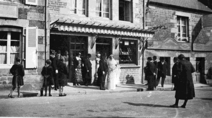 Before the crash: The family wedding party in front of the bakery before the Second World War.