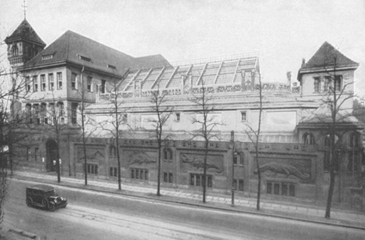 The aquarium building in the zoo in 1935 that took a direct hit on November 1943 and which would be re-opened as late as 1952.