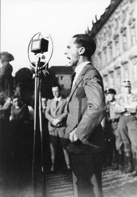 Goebbels speaks at a political rally (1932). Photo: Bundesarchiv, Bild 119-2406-01 / CC-BY-SA 3.0