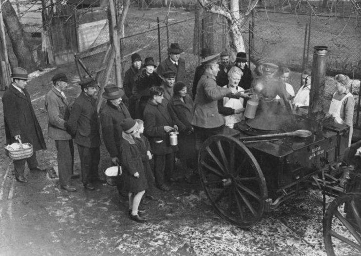 The German army feeds the poor, Berlin, 1931. Photo: Bundesarchiv, Bild 183-T0706-501 / CC-BY-SA 3.0