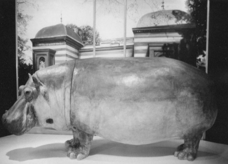 A life-size sculpture of Knutschke, the hippo which had been saved from its burning shelter in the zoo and survived the war. (Manfred Gräfe, Stiftung Stadtmuseum Berlin / CC-BY-SA)