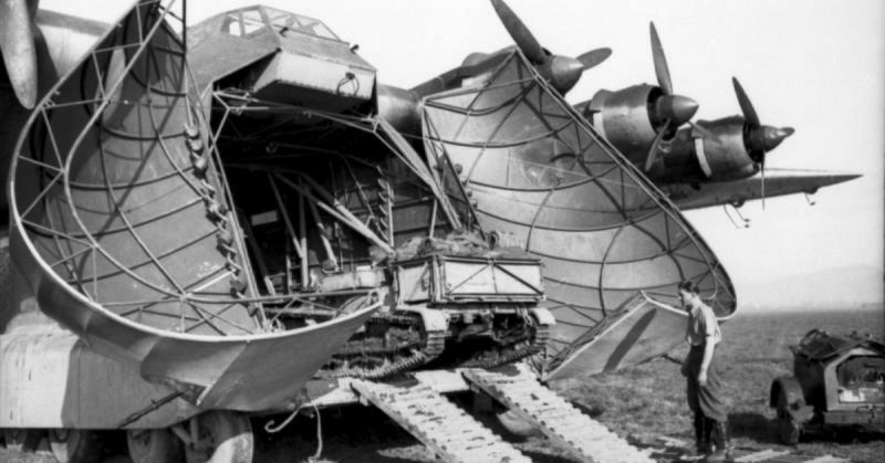 A Me 323 unloads a Renault UE in Tunisia, January 1943. Photo: Bundesarchiv, Bild 101I-554-0872-07 / Pirath, Helmuth / CC-BY-SA 3.0.
