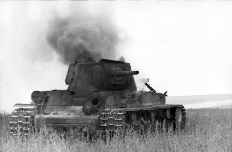 A KV-1 on fire, knocked out, 1942. Bundesarchiv, Bild 101I-216-0412-07 Klintzsch CC-BY-SA 3.0