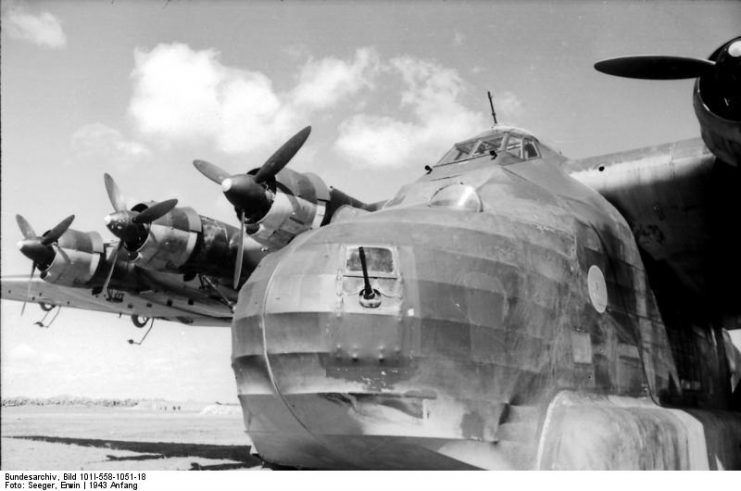 Front view of Me 323, Tunísia, 1943. Foto: Bundesarchiv Bild 101I-558-1051-18, Tunesien, Flugzeug Me 323 Gigant