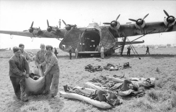 Um Me 323 transportando pessoal ferido na Itália, março de 1943. Foto: Bundesarchiv, Bild 101I-561-1142-21 / Seeger, Erwin / CC-BY-SA 3.0