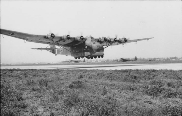 Me 323 Gigant decolando.  Bundesarchiv, Bild 101I-596-0367-05A / Menzendorf / CC-BY-SA 3.0