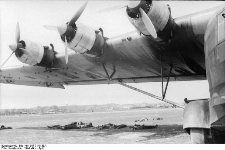 Crew of Me 323 Gigant descansando em uma sombra sob sua asa, Rússia, 1944. Foto: Bundesarchiv, Bild 101I-667-7148-35A / Kunstmann / CC-BY-SA 3.0.