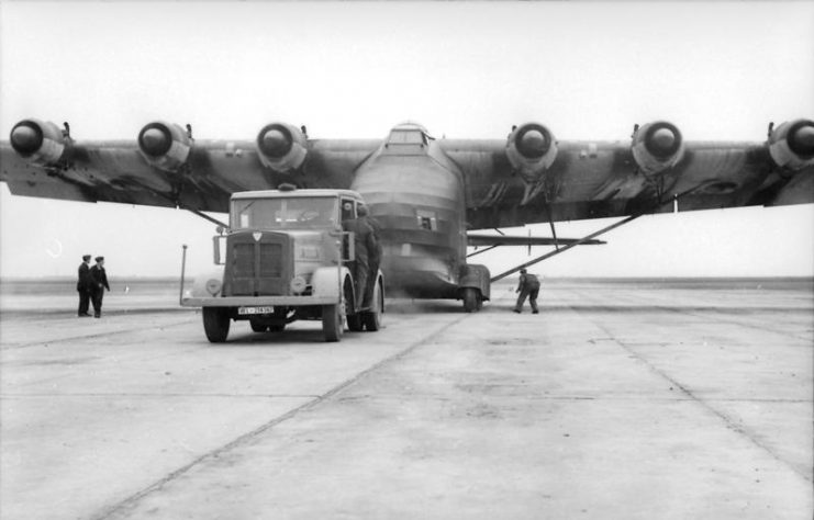 Eu 323 Gigant decolando com uma ajudinha.  Foto: Bundesarchiv, Bild 101I-668-7197-03 / Sierstoopff (pp) / CC-BY-SA 3.0