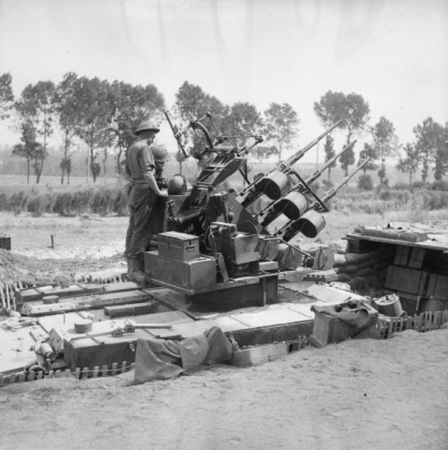Crusader AA Panzervariante Montage einer Dreifach-Oerlikon-Kanone in einer Rumpf-Abwärts-Position, 19. Juli 1944