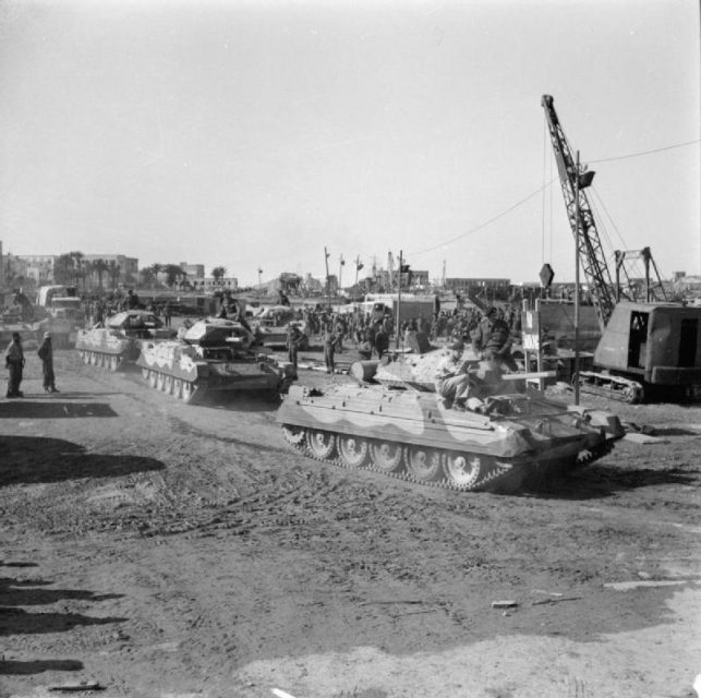 újonnan érkezett Crusader tankok hajtott a dokkok Tripoli a Royal Electrical and Mechanical Engineers port műhelyek, Március 15, 1943.