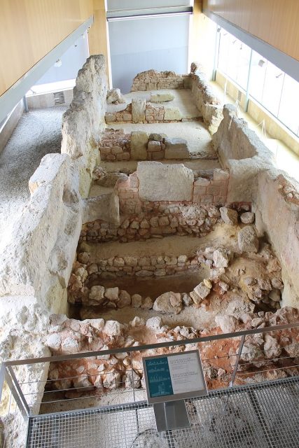 pohled shora na archeologické pozůstatky punské zdi Cartagena, Španělsko.Foto VIATOR IMPERI CC BY-SA 2.0