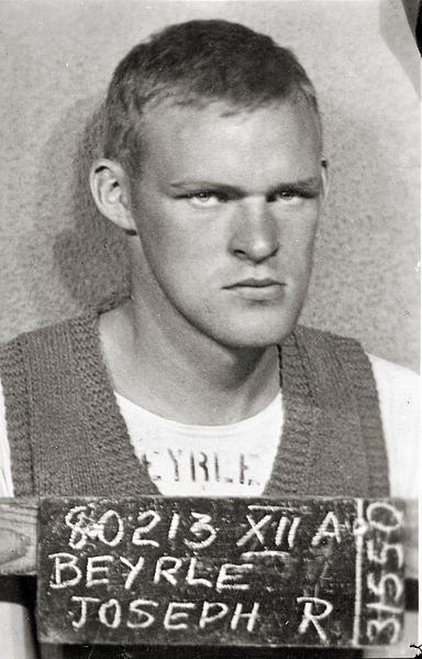 Fotografia de identificação de Joseph Beyrle tirada no campo de prisioneiros Stalag XII-A