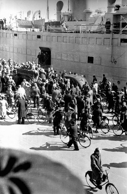 The German transport ship Hansestadt Danzig at Langelinie in Copenhagen on April 9, 1940. Copenhageners are watching while the ship is being unloaded.Photo: National Museum of Denmark CC BY-SA 2.0