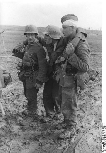 German soldiers during retreat. Photo: Bundesarchiv, Bild 101I-279-0917-11 / Wehmeyer / CC-BY-SA 3.0