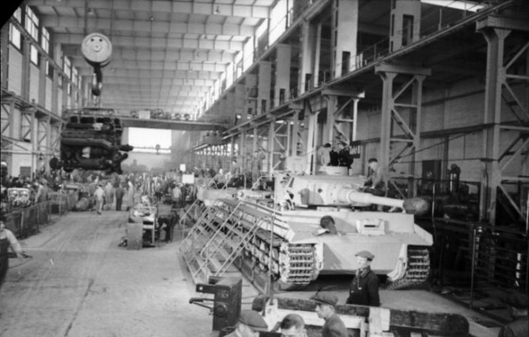 Assembly facility; the vehicles are fitted with the narrower transport tracks (1943) By Bundesarchiv Bild CC-BY-SA 3.0