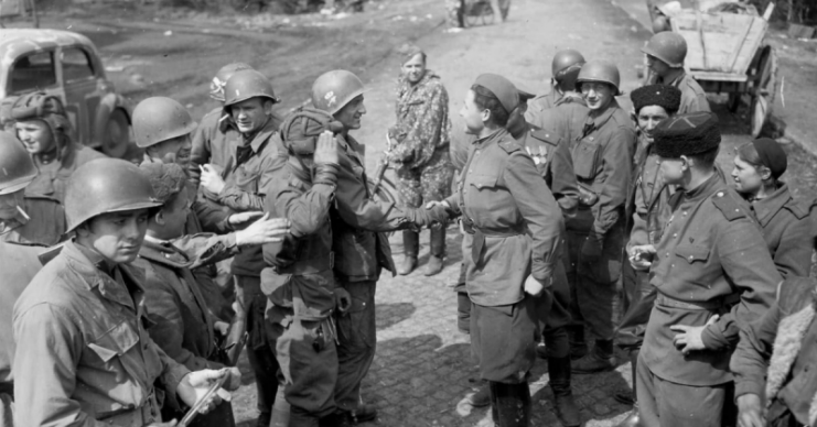 Tropas da 82ª Divisão Aerotransportada dos EUA encontram-se com tropas russas em 3 de maio de 1945