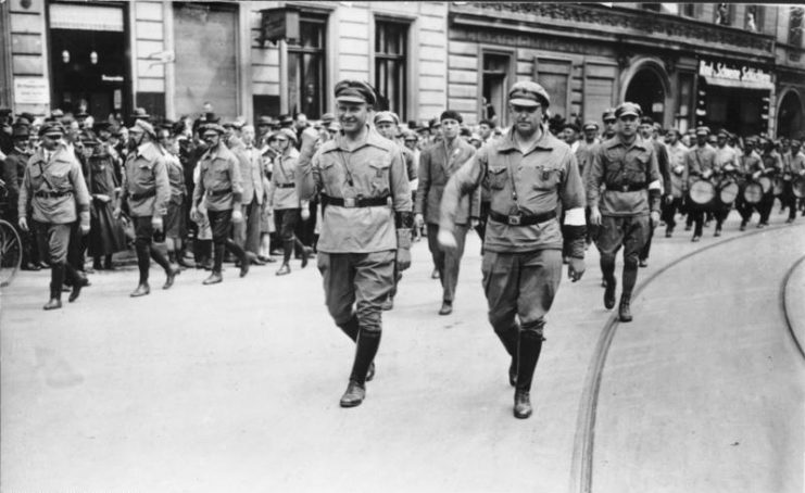 Communist Party (KPD) and members of the Roter Frontkämpferbund. By Bundesarchiv – CC BY-SA 3.0 de